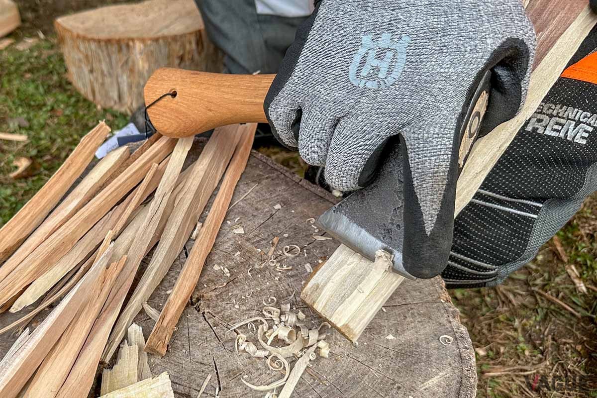 「ハイキングハチェット」は、ヘッドを握り込んで焚きつけようのフェザーを作る繊細な作業も得意