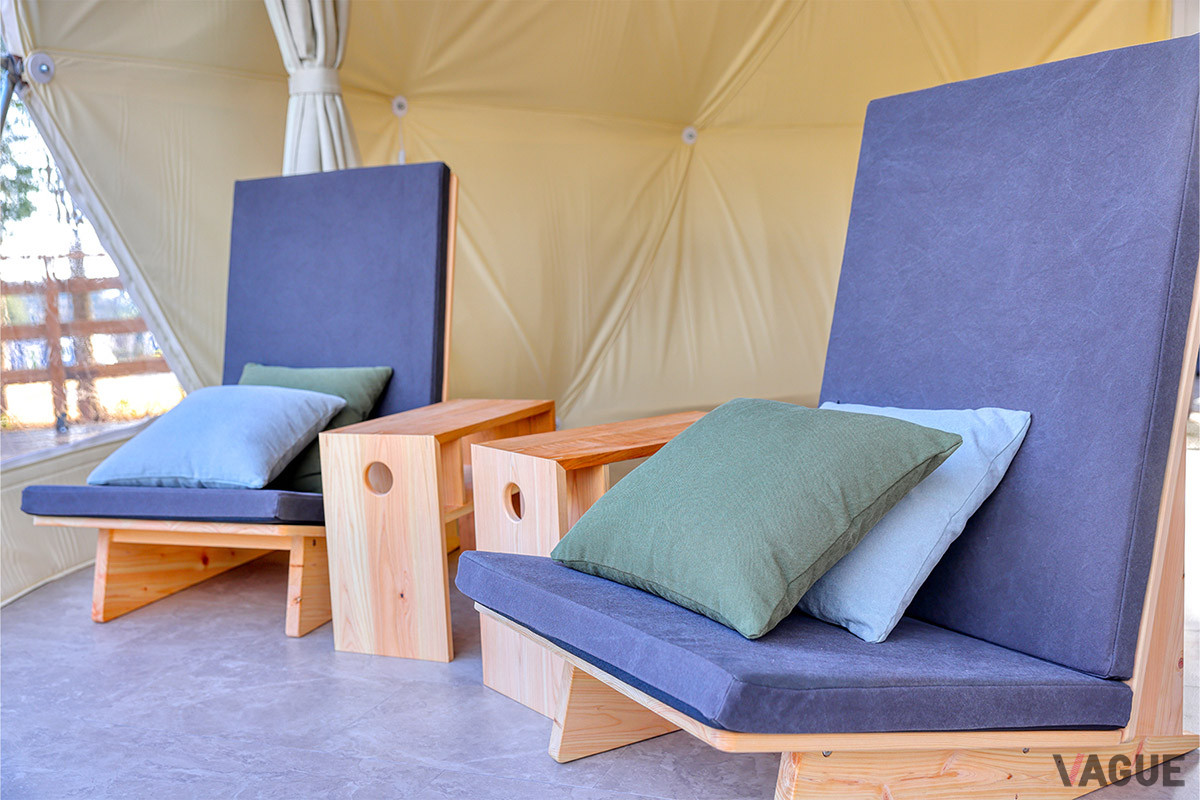キシルドームのテント内には、天然木の温かみと安らぎを感じさせるベッドやチェア、テーブルなどの家具が配される