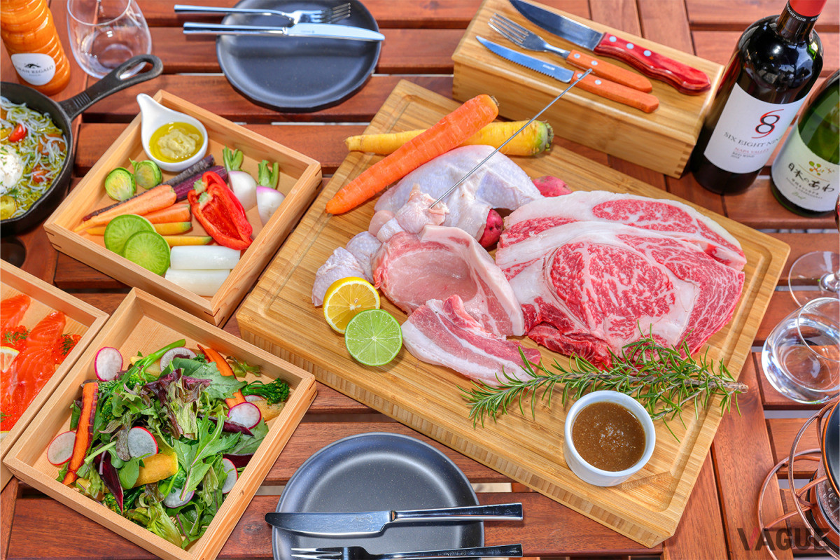 夕食は、富士山麓でのびのびと育った“ふじさんの牛”のリブロースステーキをはじめ、富士の伏流水と発行飼料で育った“朝霧ヨーグル豚”のグリルなどがそろう