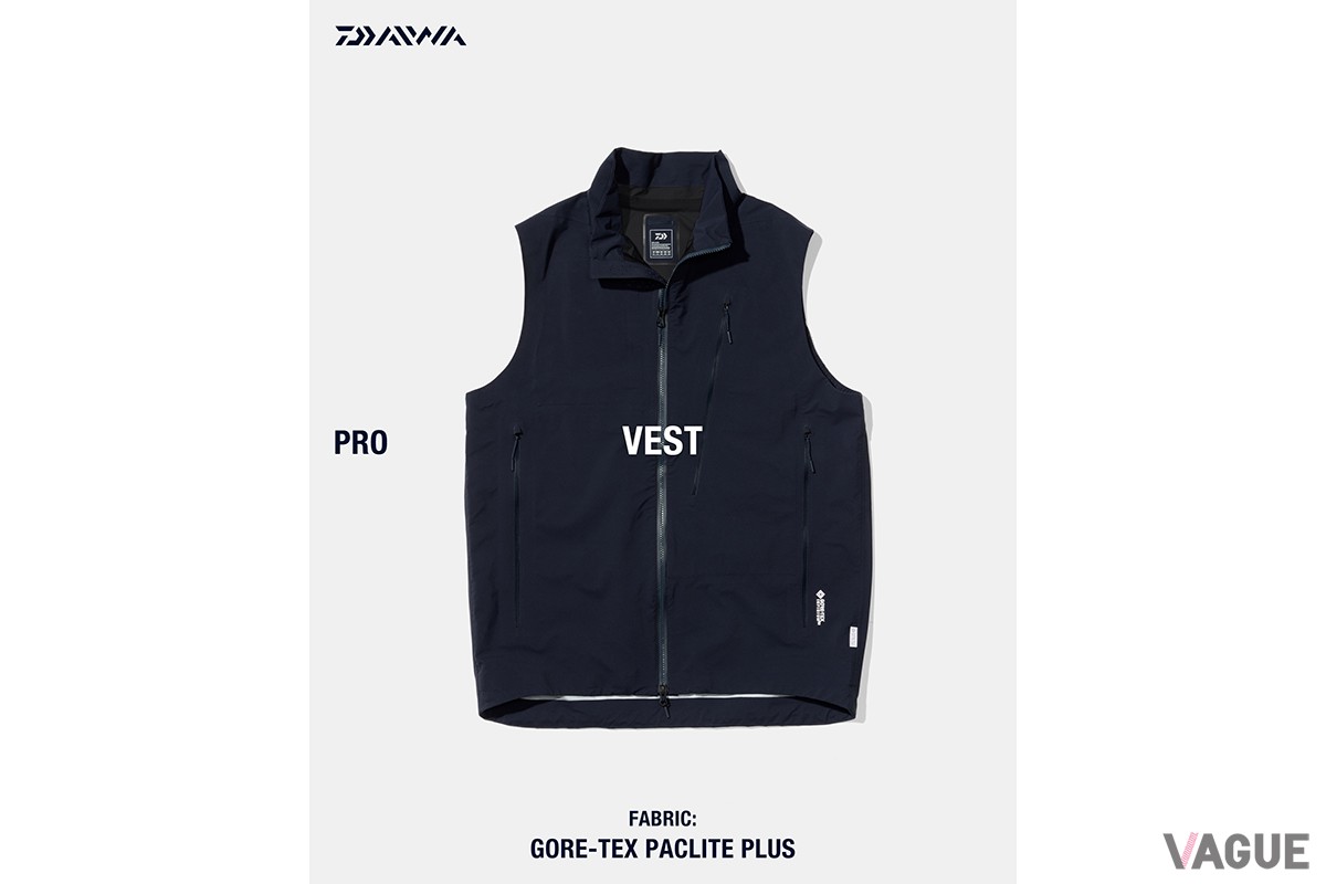 蒸し暑いけれど風による疲労は避けたい、そんなときに便利な「GORE-TEX VEST【PRO】」（4万1800円）。同じく75デニールリサイクルポリエステルを表生地を組み合わせた2層構造のGORE-TEX PACLITE PLUSを用いたオーバーベストだ。
