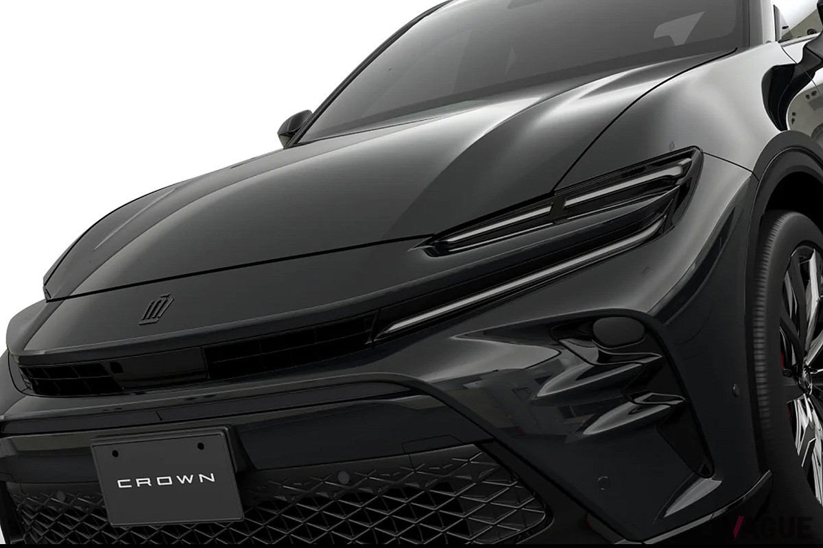 華やかなデザインをまとった内外装に、HEVとPHEVという2パワートレインを設定する新型SUVトヨタ「クラウン・スポーツ」