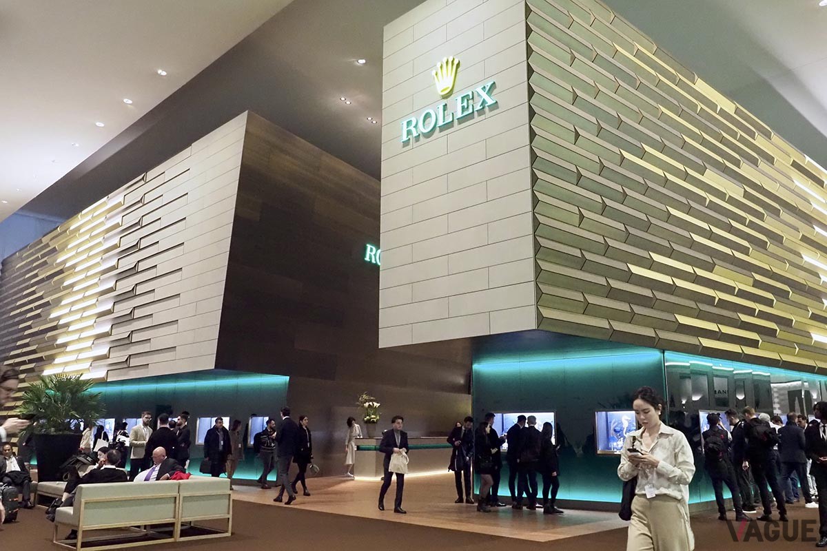 新作を自分の目で確認しようと、常に人だかりが絶えないロレックスブース。©Yasuhito Shibuya