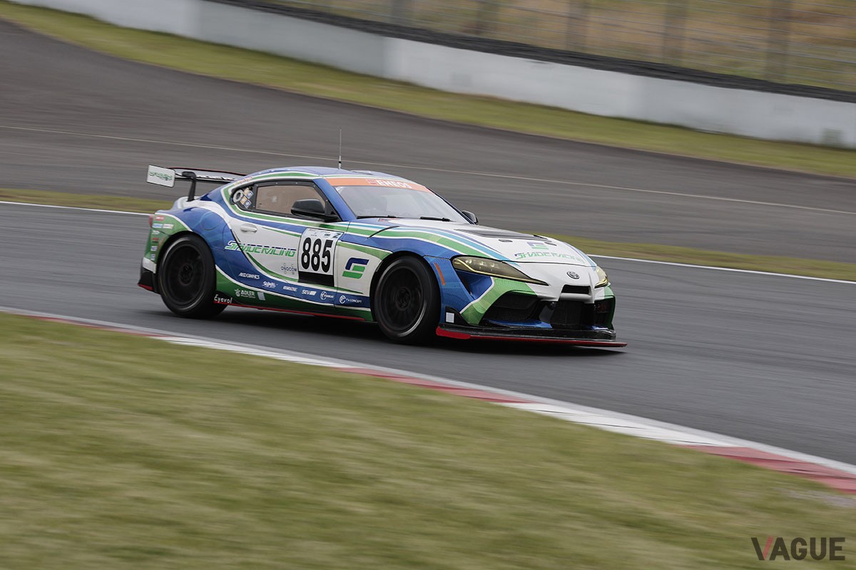 世界のレースで活躍中のトヨタの市販レーシングマシン「GRスープラGT4」。サーキットにおいてキレのある走りを見せつけた