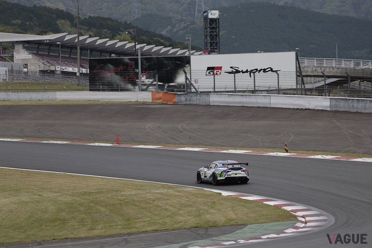 世界のレースで活躍中のトヨタの市販レーシングマシン「GRスープラGT4」。サーキットにおいてキレのある走りを見せつけた