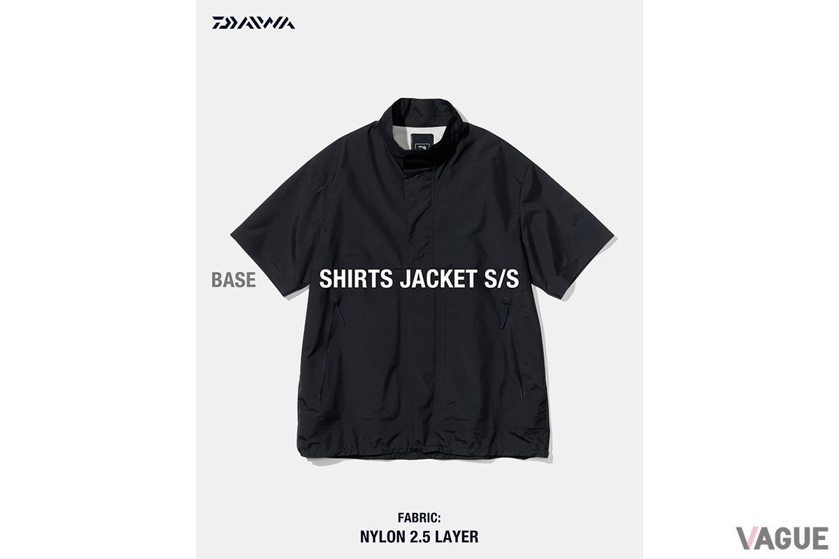 天候の変わり目にサッとかぶるだけで対応できるプルオーバー型はっ水半袖シャツ「STAND SHIRTS JACKET【BASE】」（2万8600円）。コットンライクな肌触りと強度を両立させたナイロンを採用しており着心地よし。スタンドカラーなので首もとの日焼け防止にも効果あり。
