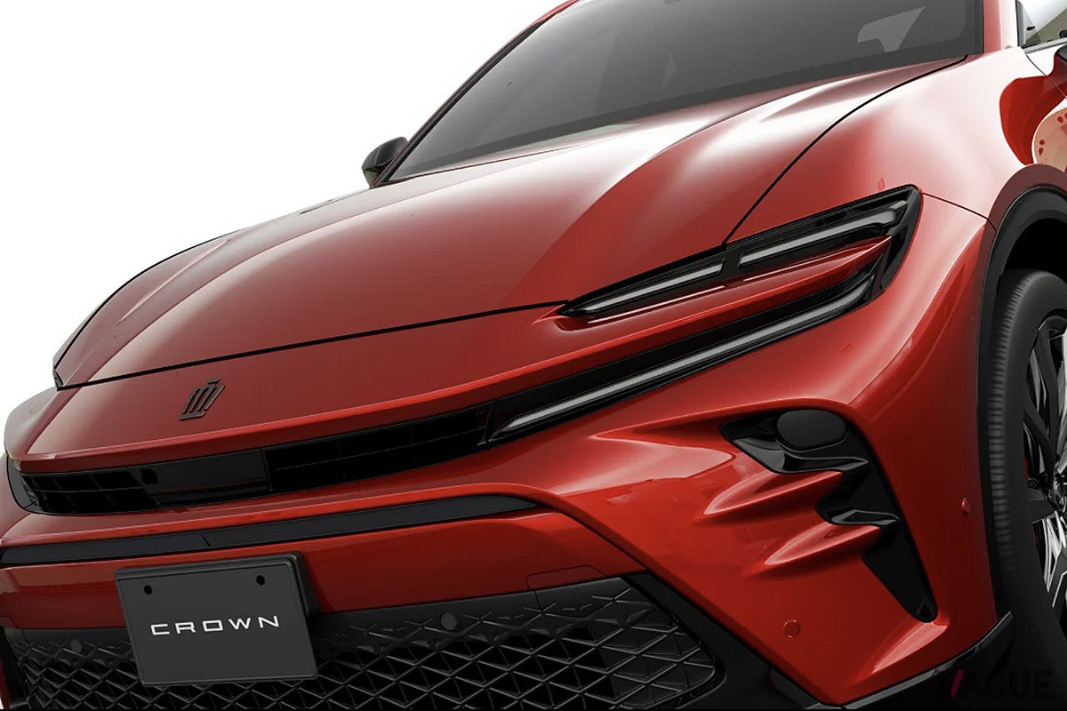 華やかなデザインをまとった内外装に、HEVとPHEVという2パワートレインを設定する新型SUVトヨタ「クラウン・スポーツ」