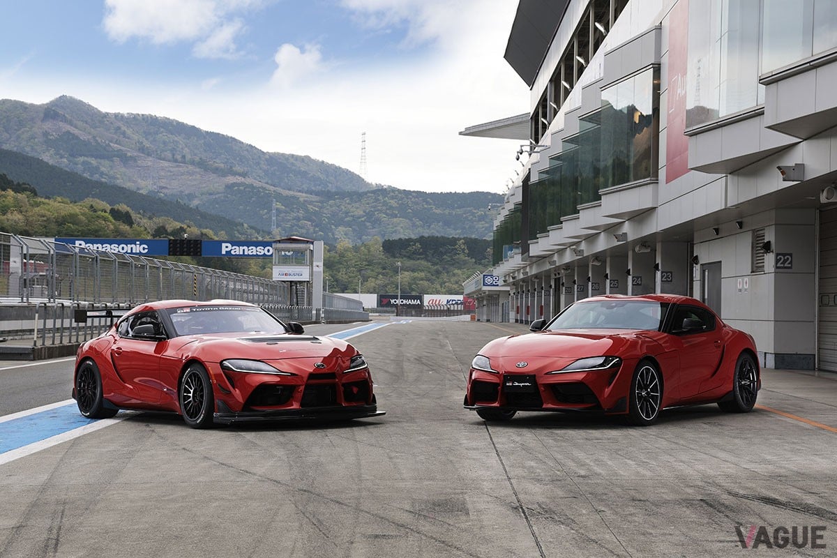 レース現場で得たフィードバックを反映させて進化した「GRスープラGT4 EVO」（写真左）と、「GRスープラGT4」の累計生産台数が100台に達したことを記念した特別仕様車「GRスープラ プラズマオレンジ100エディション」