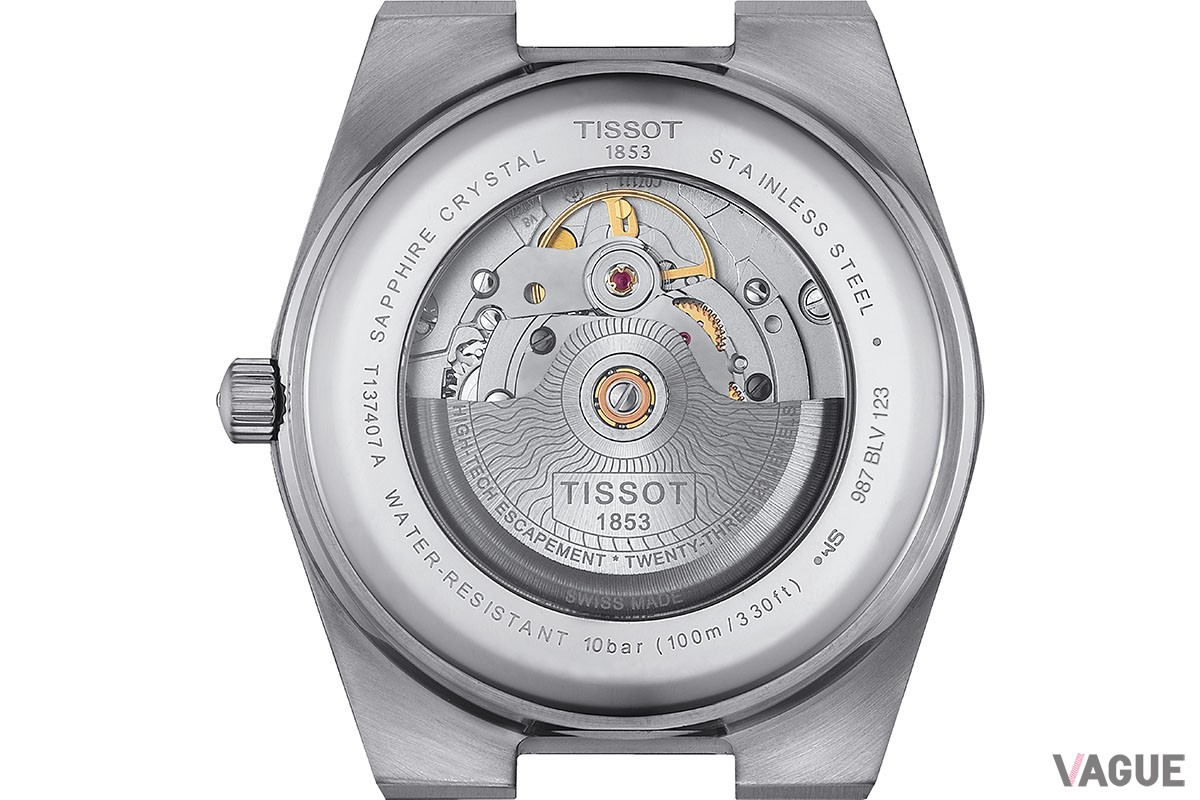 裏ぶた越しに姿を見せるパワーマティック80。ローターに刻まれた「TISSOT 1853」の文字も誇らしい
