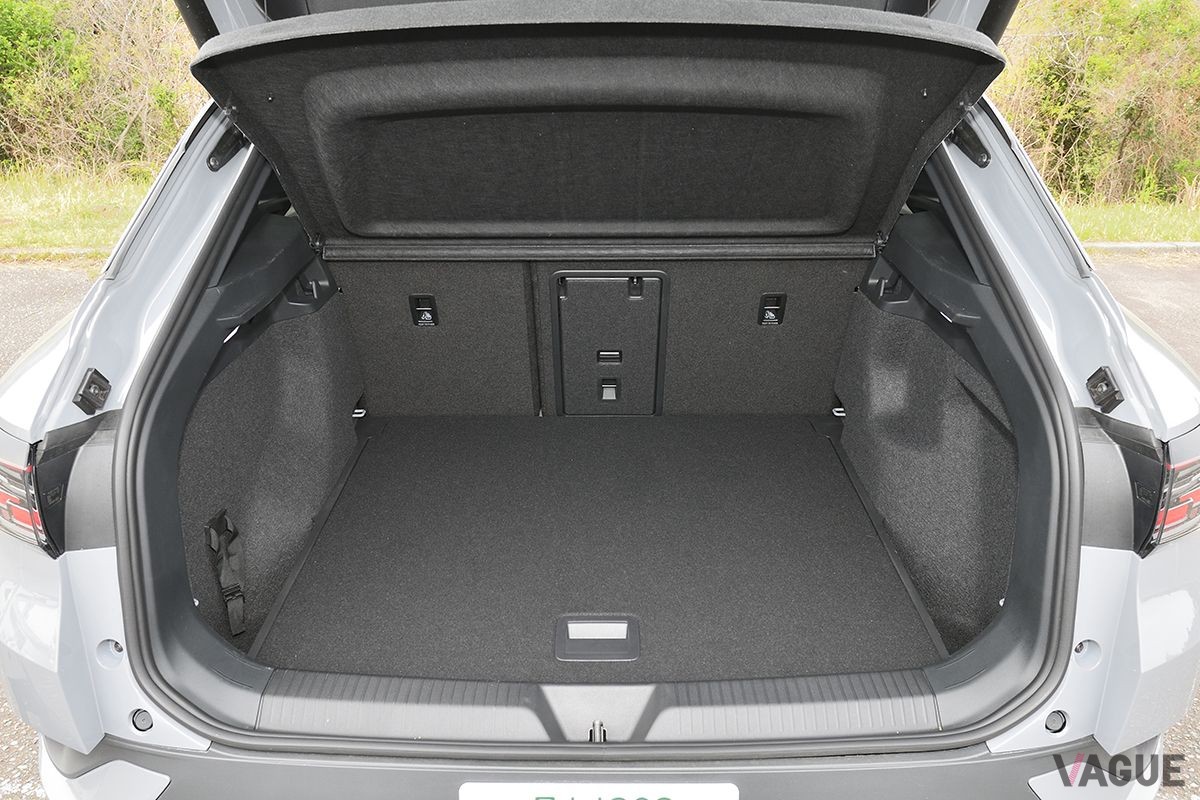 VW新型「ID.4プロ」の荷室