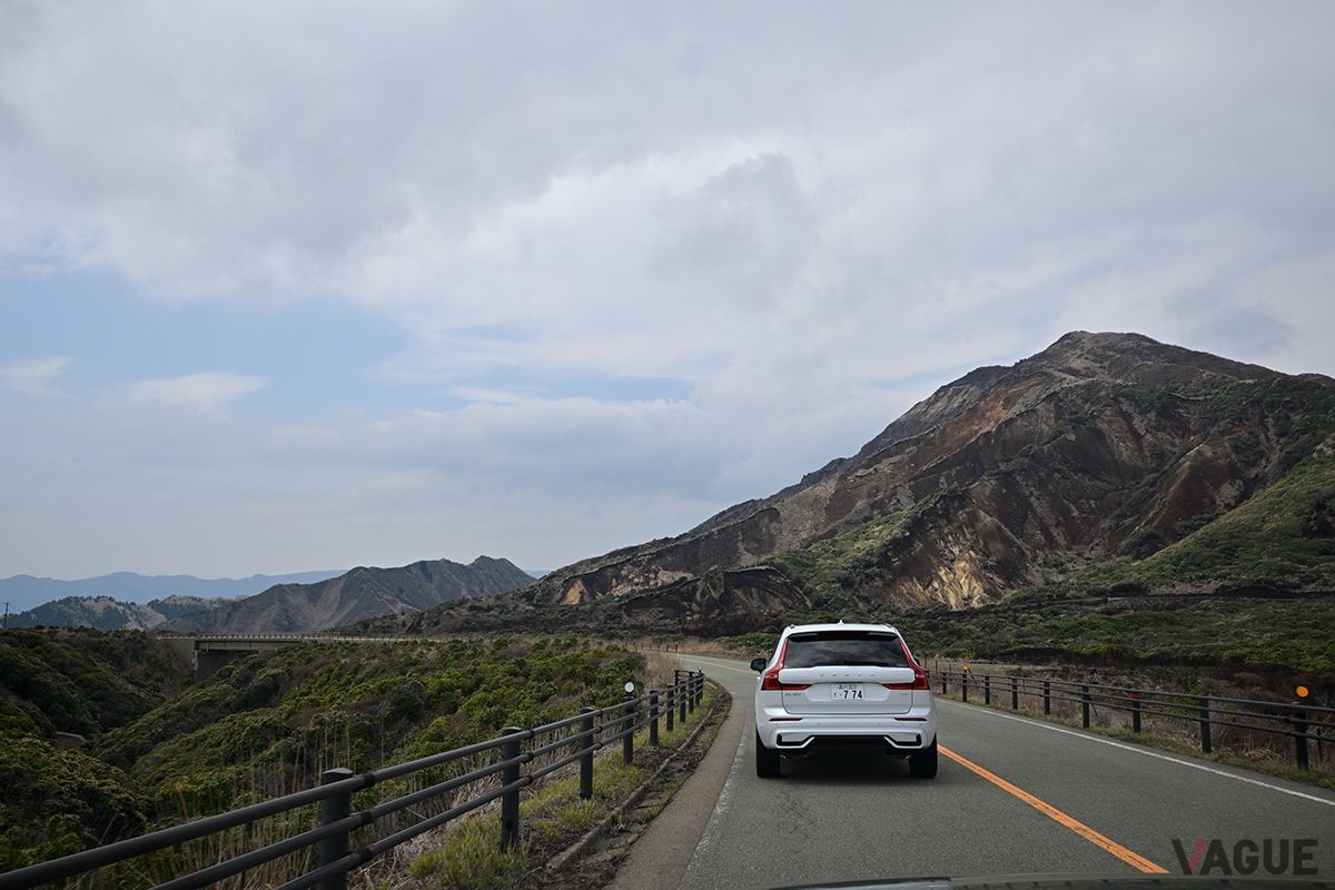 阿蘇山道路を走るボルボ「XC60 RECHARGE ULTIMATE T6 AWD PLUG-IN HYBRID」