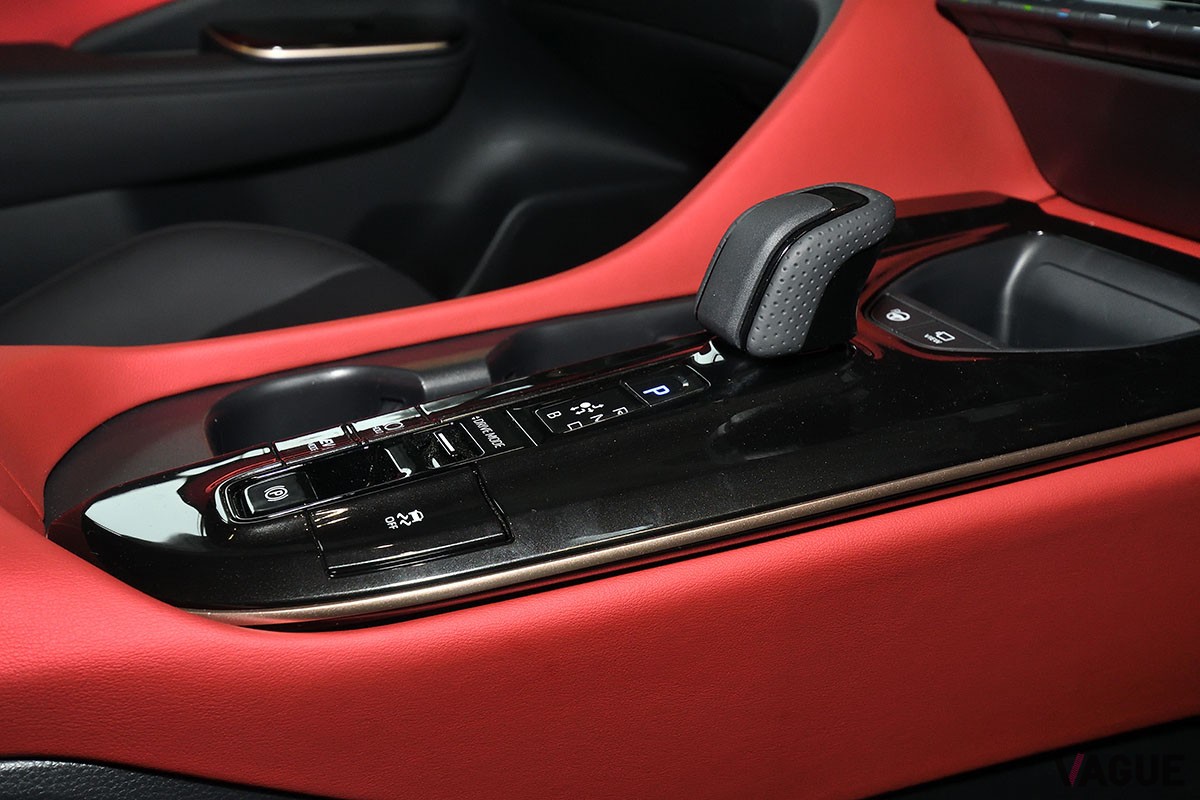 トヨタ新型「クラウン・スポーツ」に設定される赤コーデのインテリアは、華やかで高揚感を駆り立て、遊び心を感じさせる