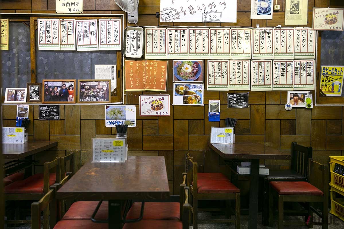 店内に貼られたメニューの短冊。卓上にはスタンド型のメニューも置かれている