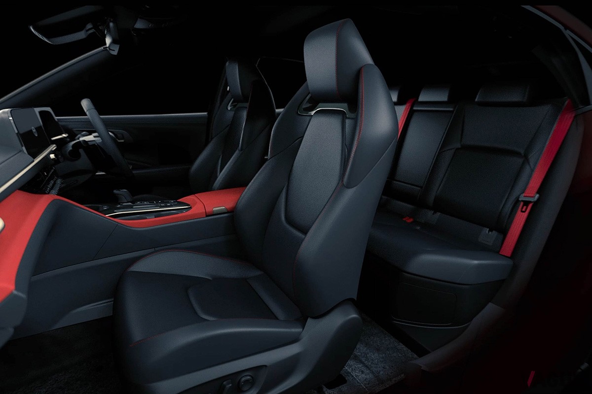 華やかなデザインをまとった内外装に、HEVとPHEVという2パワートレインを設定する新型SUVトヨタ「クラウン・スポーツ」