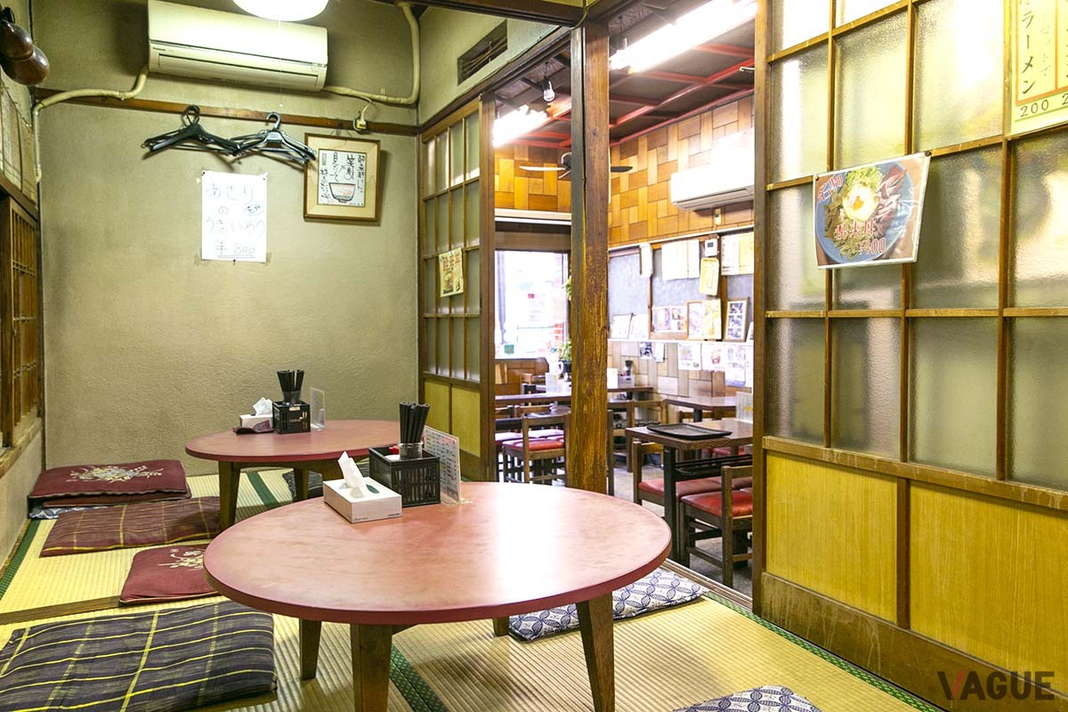 小上がりの座敷席。ちゃぶ台と座布団、というのがたまらない