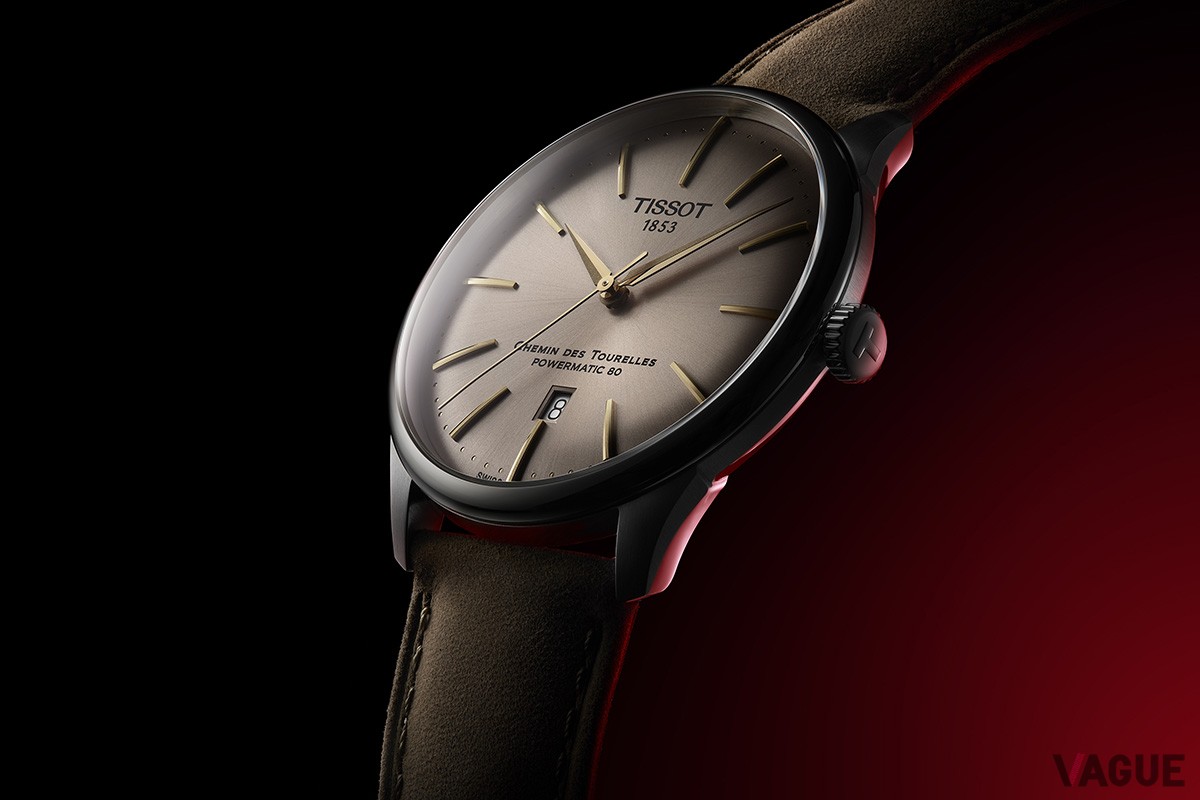アイボリーに合わせたゴールドの針・インデックスが優雅な42mmモデル（11万円）