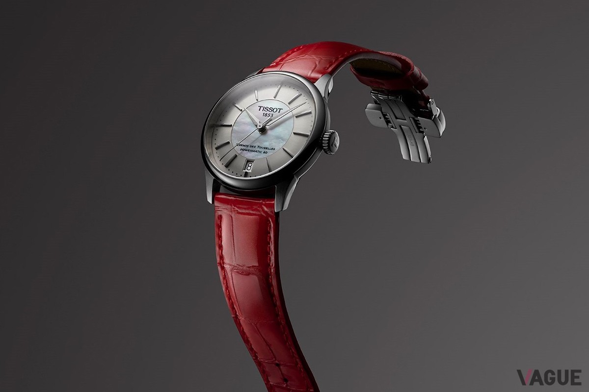 マザー・オブ・パールに真紅のレザーを合わせた34mmモデル（11万4400円）