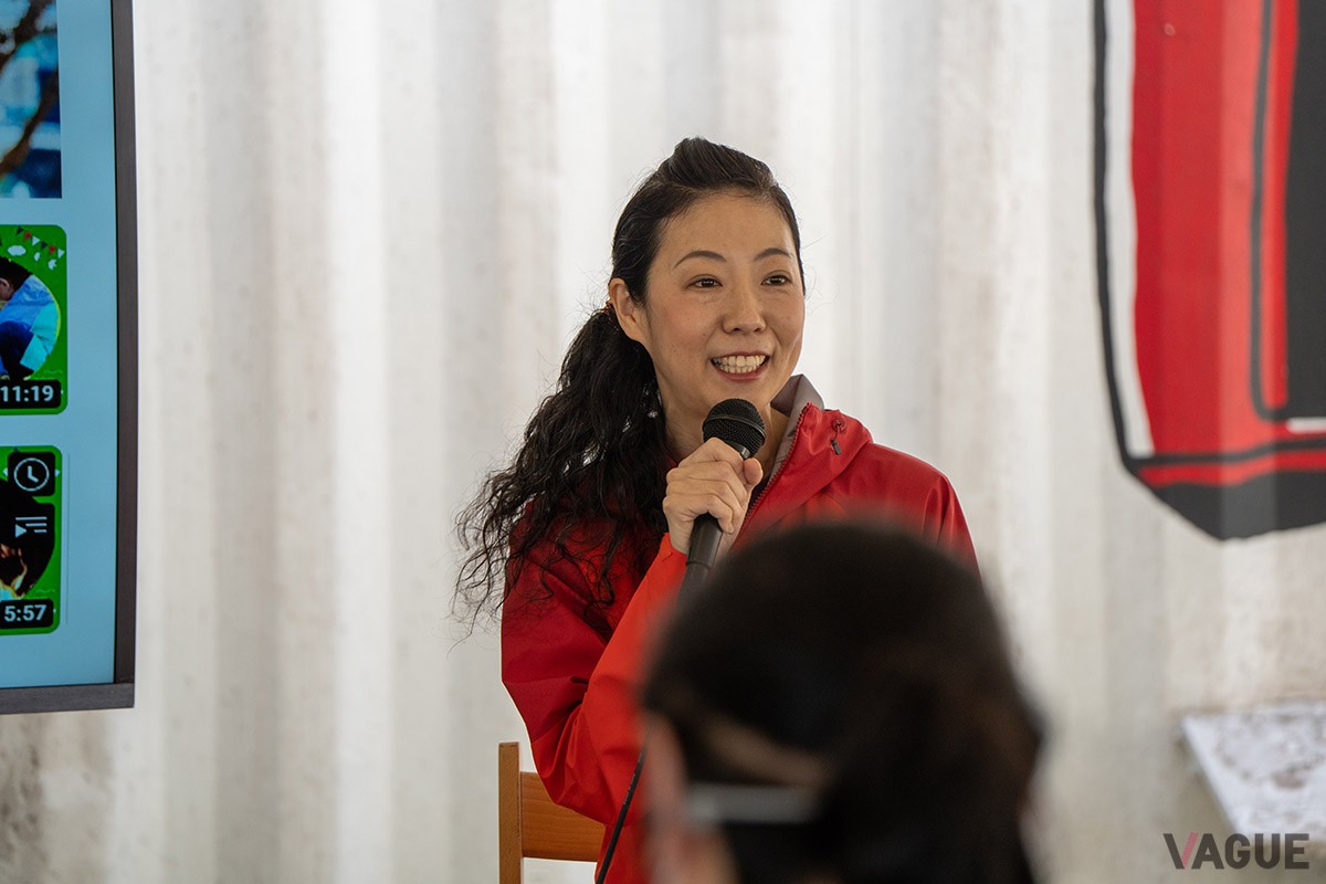 アウトドアナビゲーターの渡部郁子さん。「GLACIER」はファミリーキャンプに大いに役立つと解説