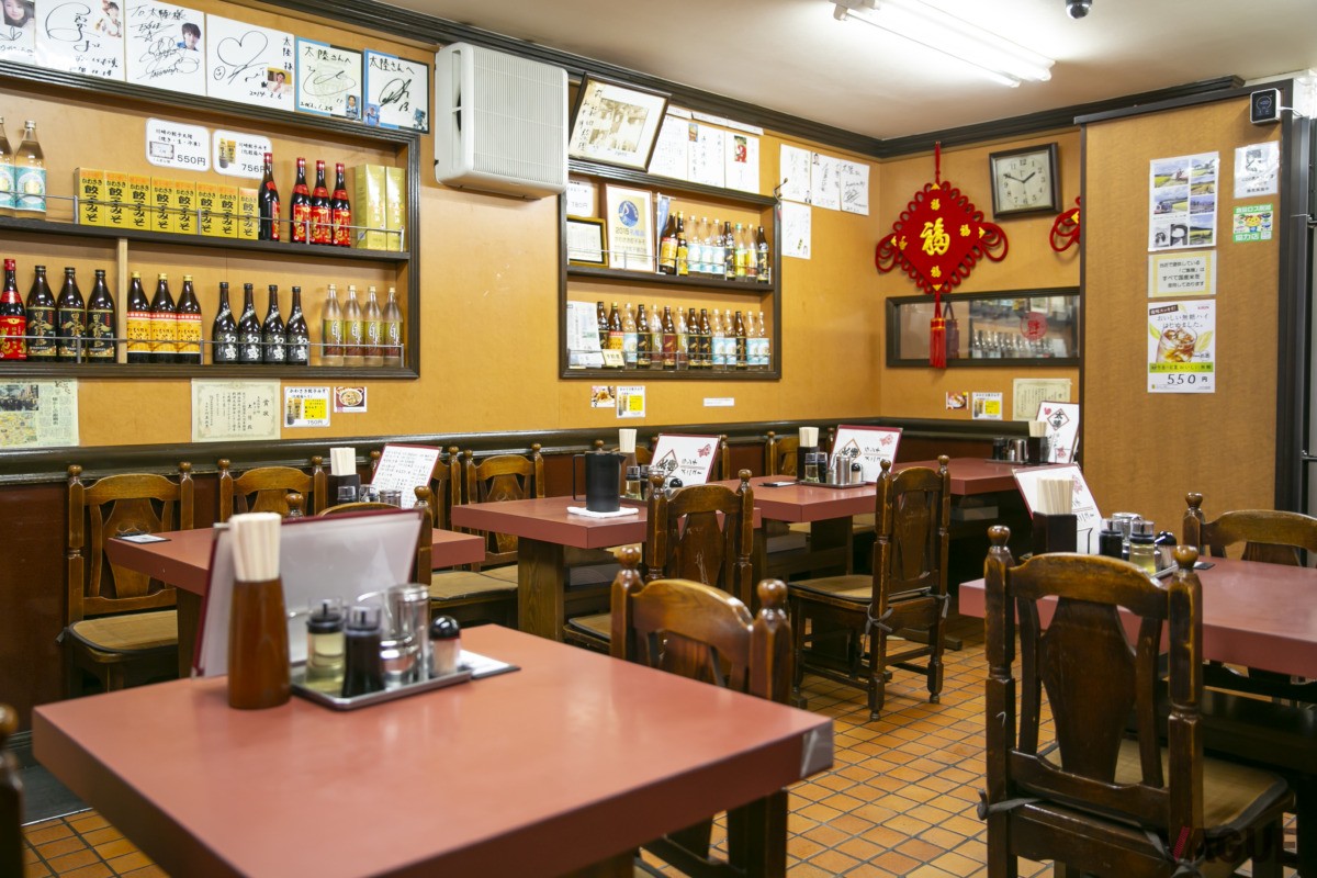 店の壁には紹興酒などのお酒や有名人のサインが。かわさき餃子名物の「餃子みそ」も