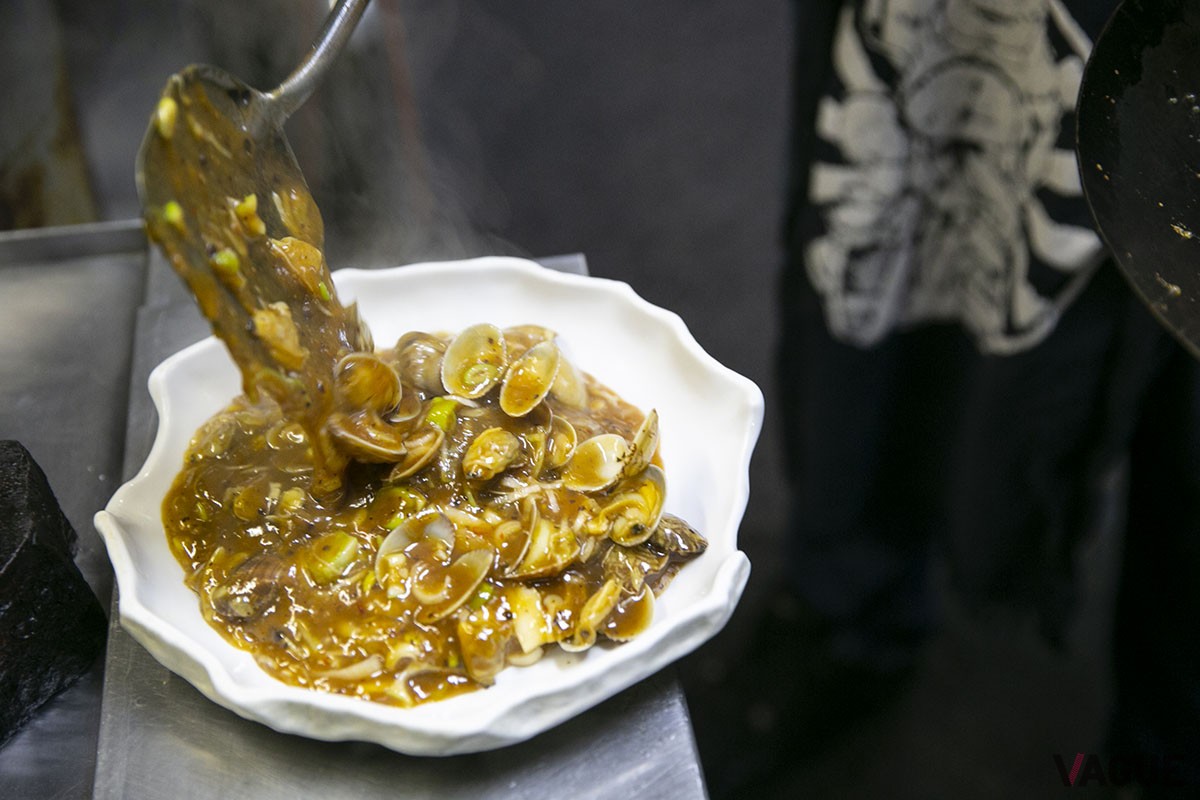 中華鍋から器へ。出来立てはアッツアツでトロトロ。華やかな香りも食欲をかきたてる