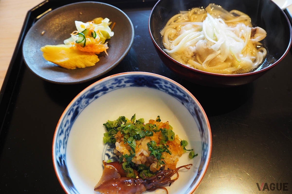 御料理 ふじ居：ミシュラン2つ星の銘店にて、富山の旬の幸や本ずわい蟹を使った特別な懐石コース料理と日本酒「リンク8」のペアリングを。「ふじ居」の通常コース料金は、昼、夜 いずれも27,500円（税込・サ別）。料理の内容によって変わることがあるので、予約時にご確認を／［住所］ 富山県富山市東岩瀬町93