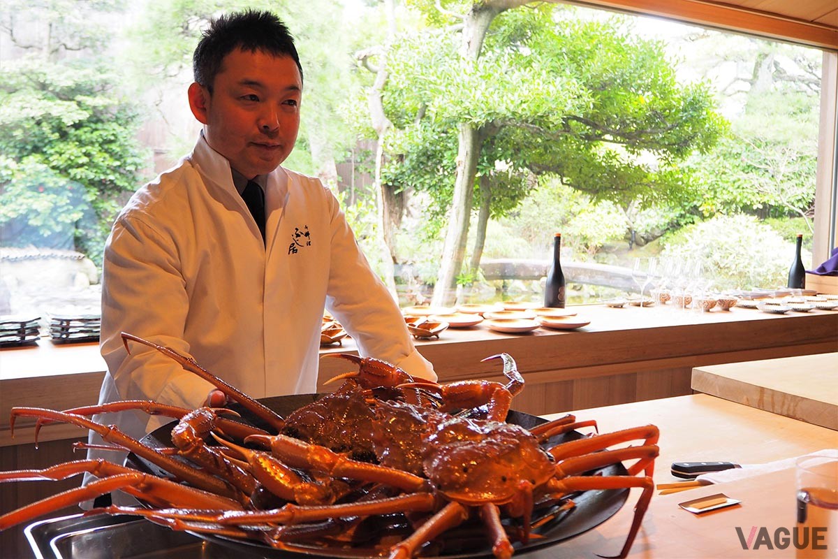 カニやホタルイカなどを調理する様子を見ながら、店主と話をし、その向こうに庭を眺める。席を選べるならカウンターがおすすめです。