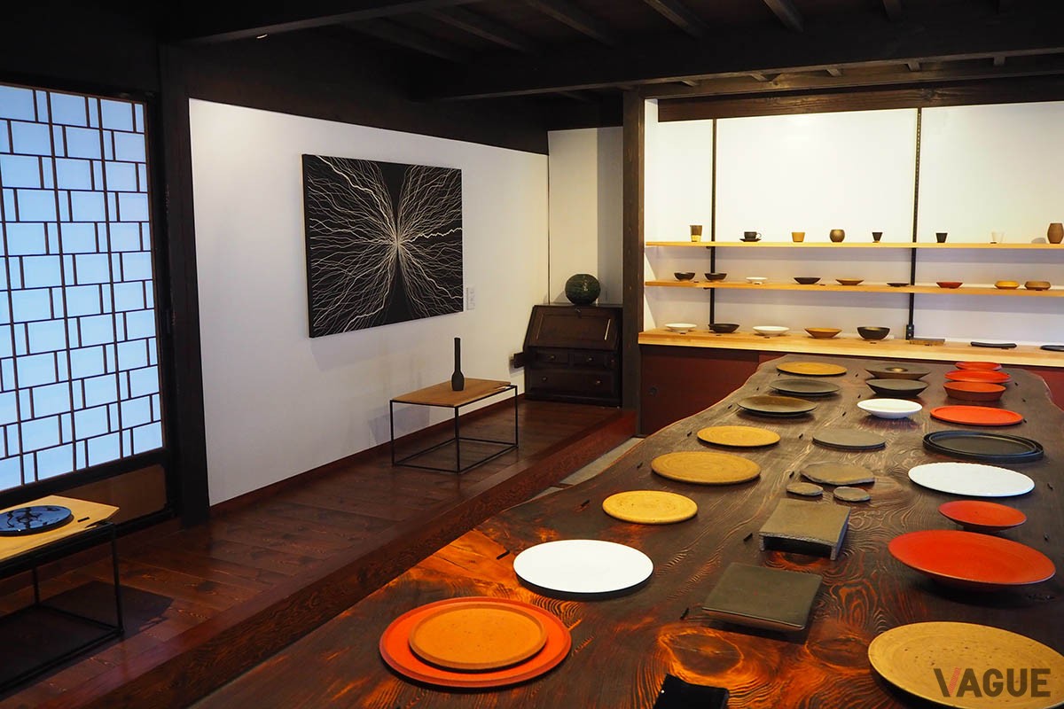 GAKU ceramics：陶芸家 釋永岳氏のギャラリー。漆のような色と質感が表現された美しい器は、岩瀬地区のレストランで今日も、ジャンルを問わずお料理を引き立てています／［住所］ 富山県富山市東岩瀬町146 