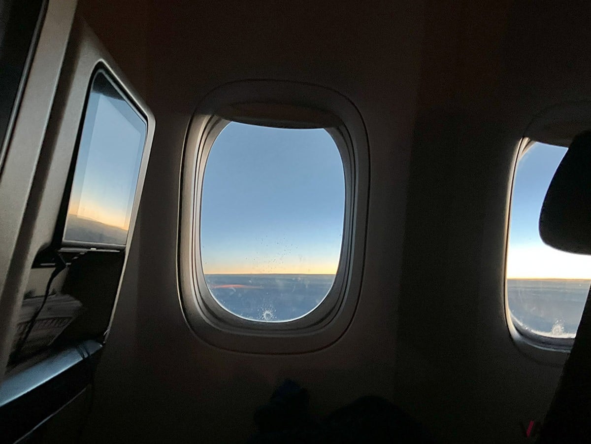 窓から見える朝焼けが幻想的でした