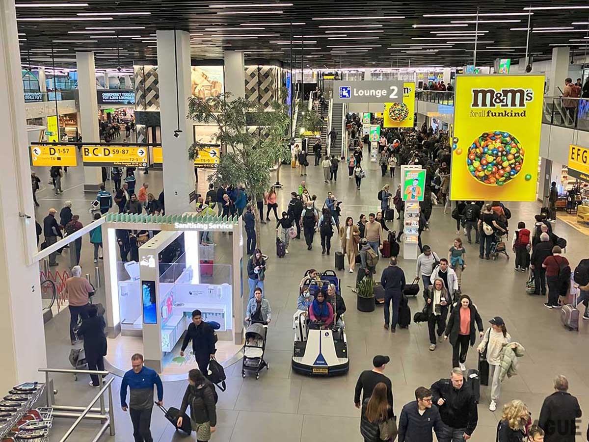 アムステルダム空港内。かなりおしゃれで、しかも広い。一気に人種も豊富になる