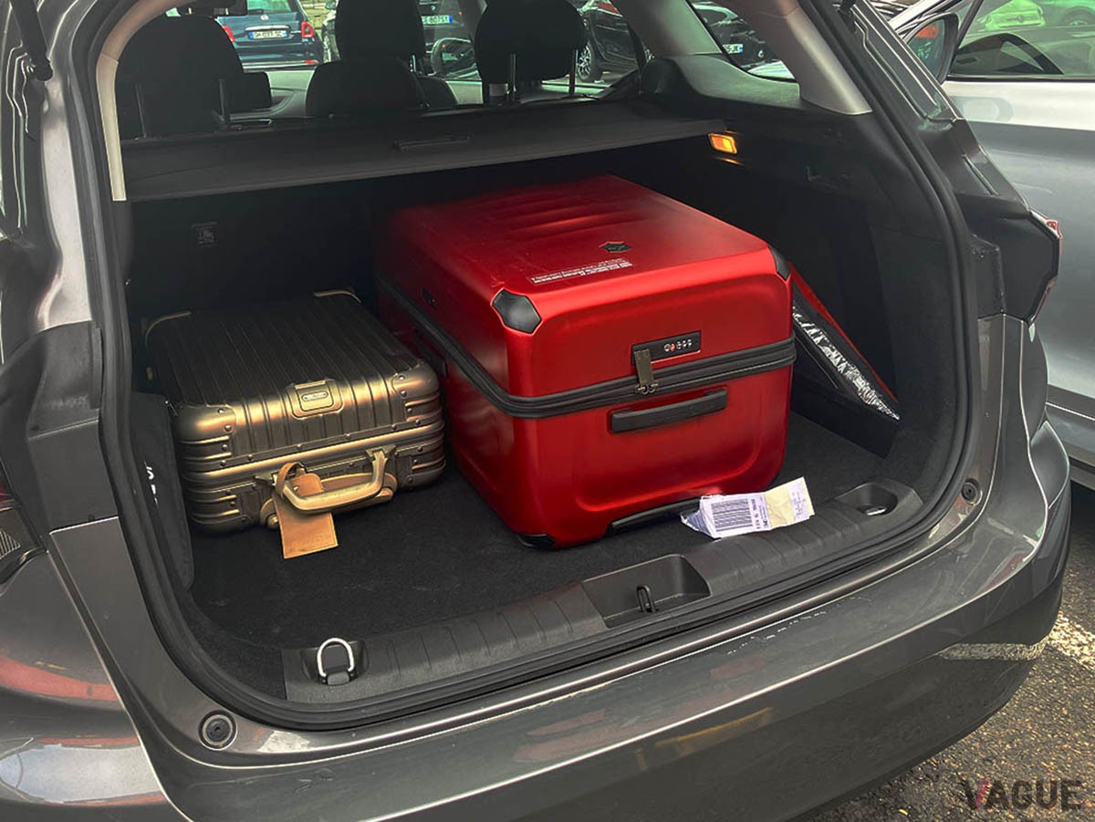 ラゲッジルームにも入るサイズ感（右）