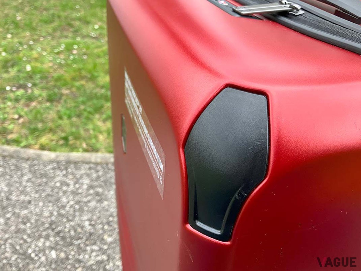 衝撃吸収のためか、四隅にあるラバーガードはデザインのアクセントにも