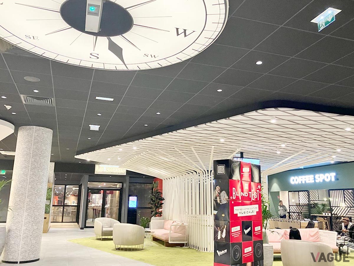 美しいデザインのホテルに赤いスーツケースがよく似合う