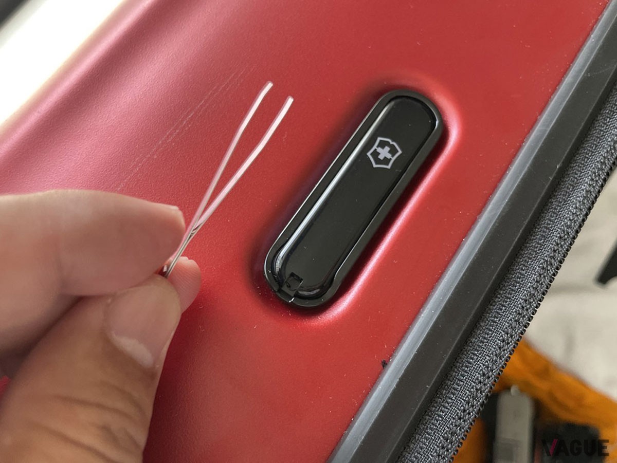 ビクトリノックスらしいマルチツールが側面についているのもチャームポイント