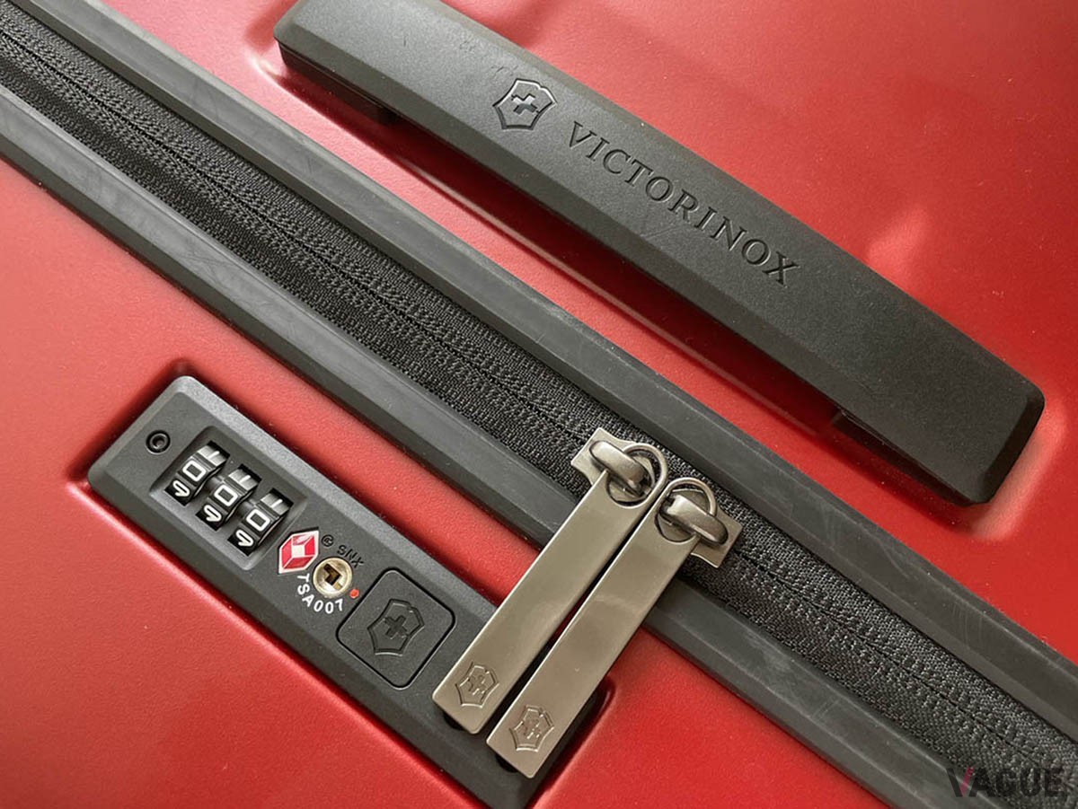 ロックシステムや高級感ある金具類も旅のテンションをアゲてくれます