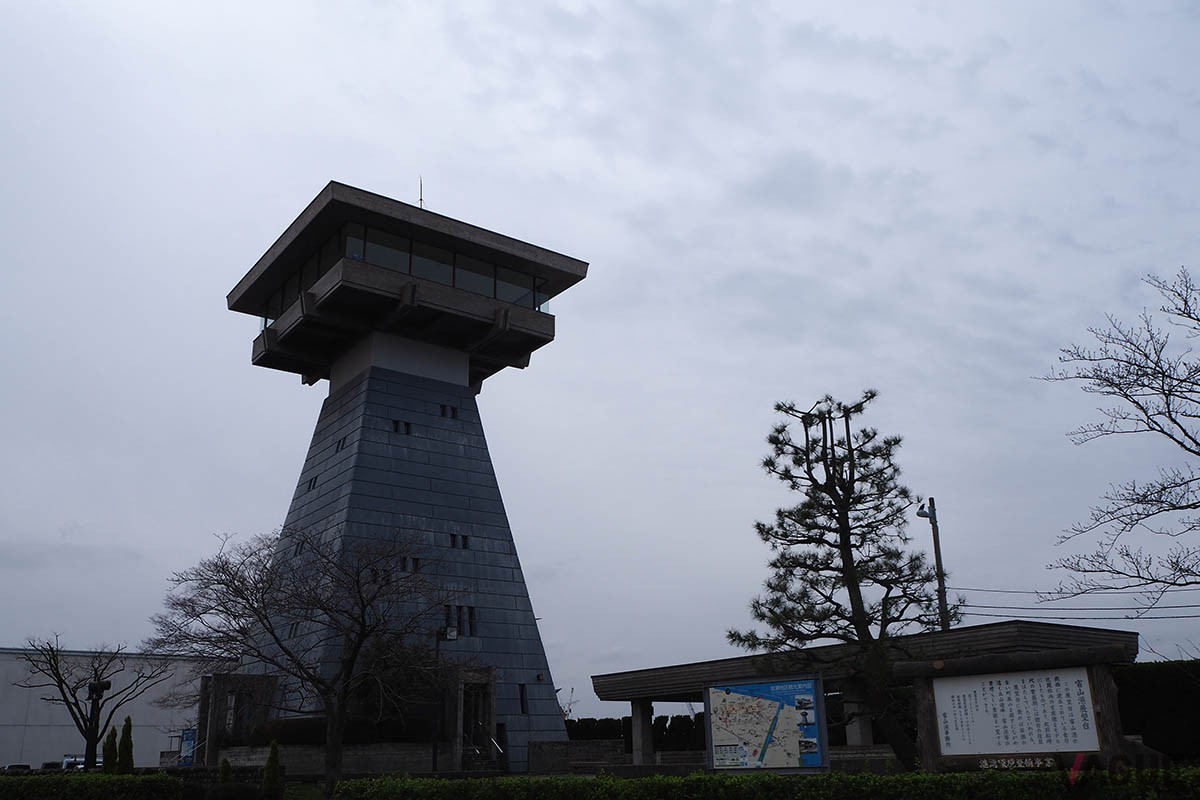 富山港展望台：お腹がいっぱいになったら、散策を。約100段のらせん階段を自力で登れば、港が一望できる展望台へ。お天気が良ければ、立山連峰や能登半島も見られます／［住所］富山県富山市東岩瀬町海岸通り5