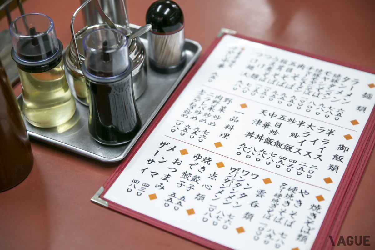 マダムが清潔感を大事にしている一つ、卓上の醤油やお酢のボトル。細かい気配りが嬉しい