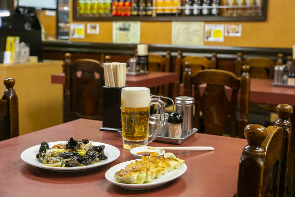 店の壁には紹興酒などのお酒や有名人のサインが。かわさき餃子名物の「餃子みそ」も