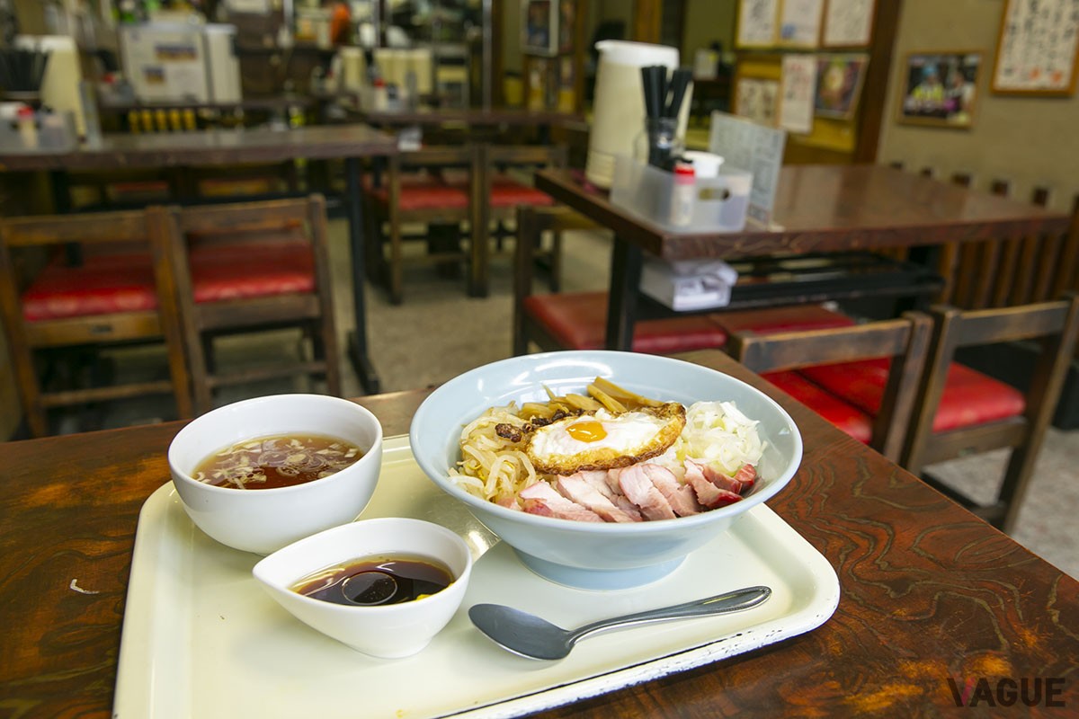 酔來丼を食べながら、の店の雰囲気。使い込まれたテーブルや椅子が歴史を感じさせる