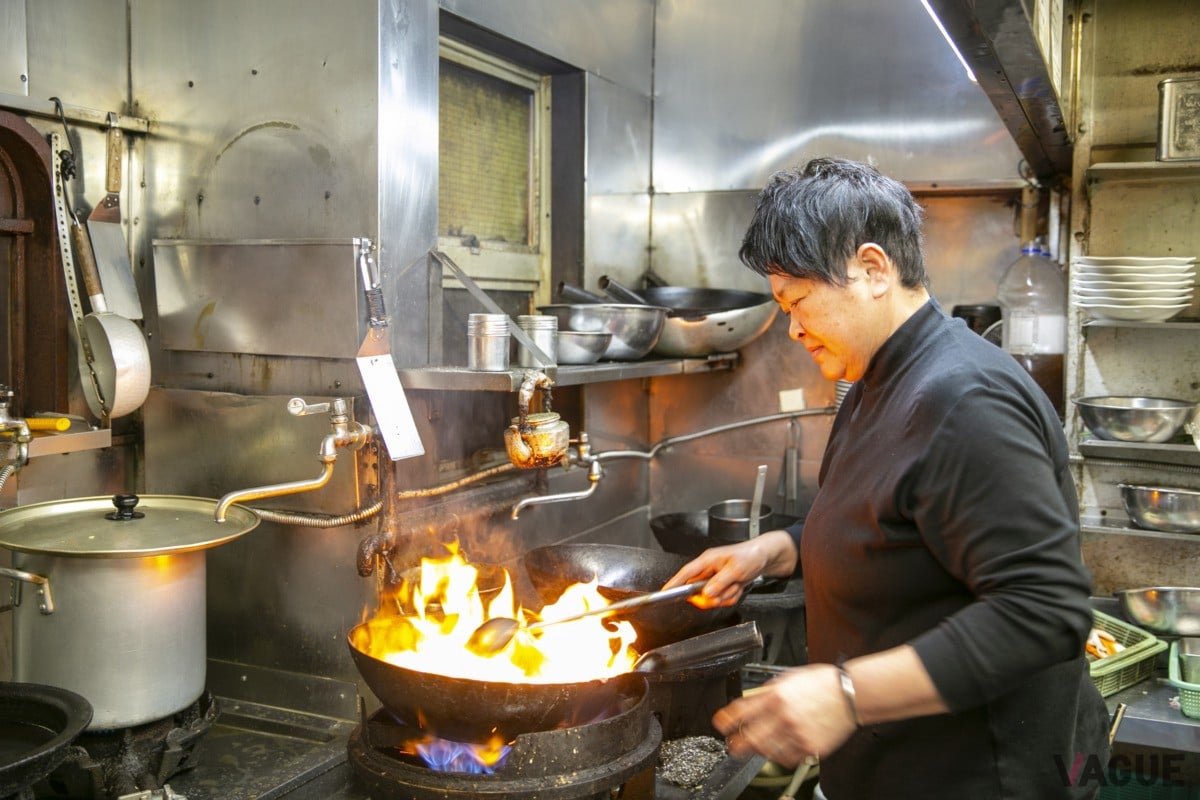 強い火力で一気に調理。なので野菜はシャキシャキ、肉からは旨みが