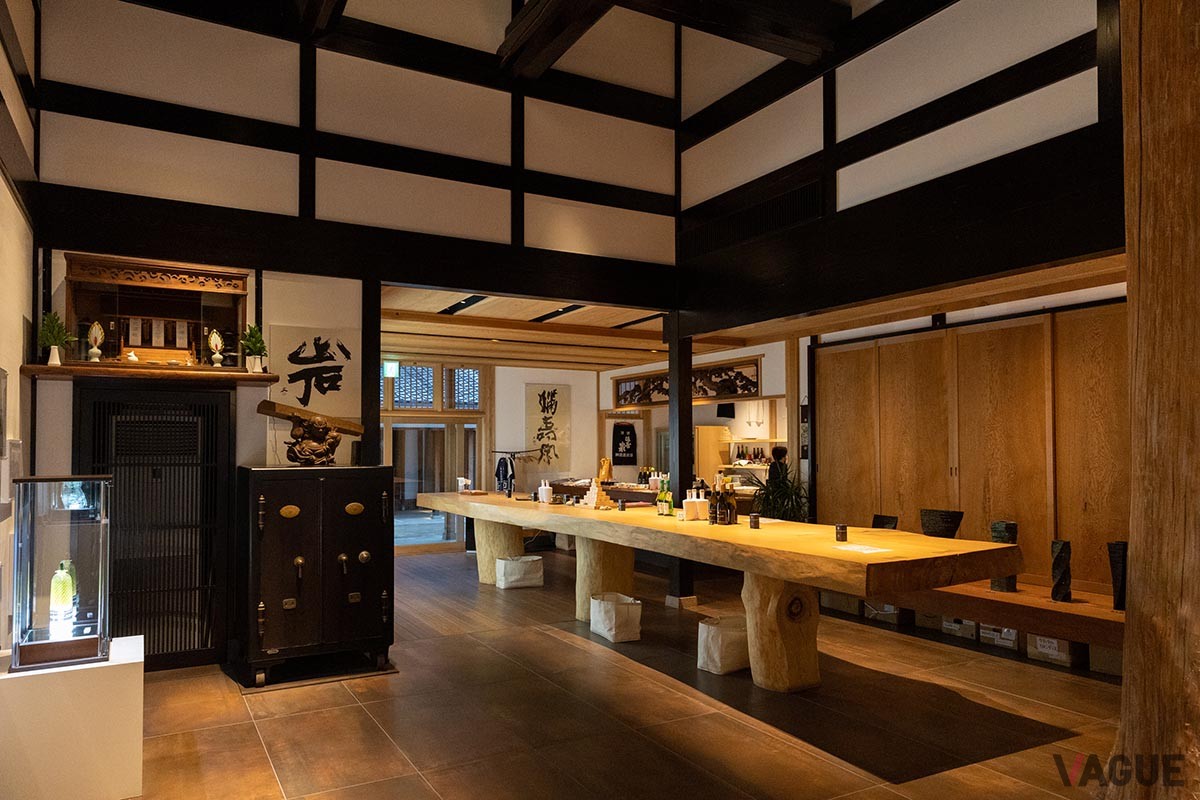 沙石 ：桝田酒造店の酒バー「沙石」では、およそ100種もの酒を試飲可能。200円の木枡を購入すれば、冷蔵庫に並ぶ希少酒を含むすべてのお酒を1杯200円～500円で飲み比べできます。時間制の飲み放題もあるので、海の保存食ブランドで氷見の魚問屋「つりや」のつまみを楽しみながら、ゆっくりお土産を吟味することができます／［住所］ 富山県富山市東岩瀬町93 