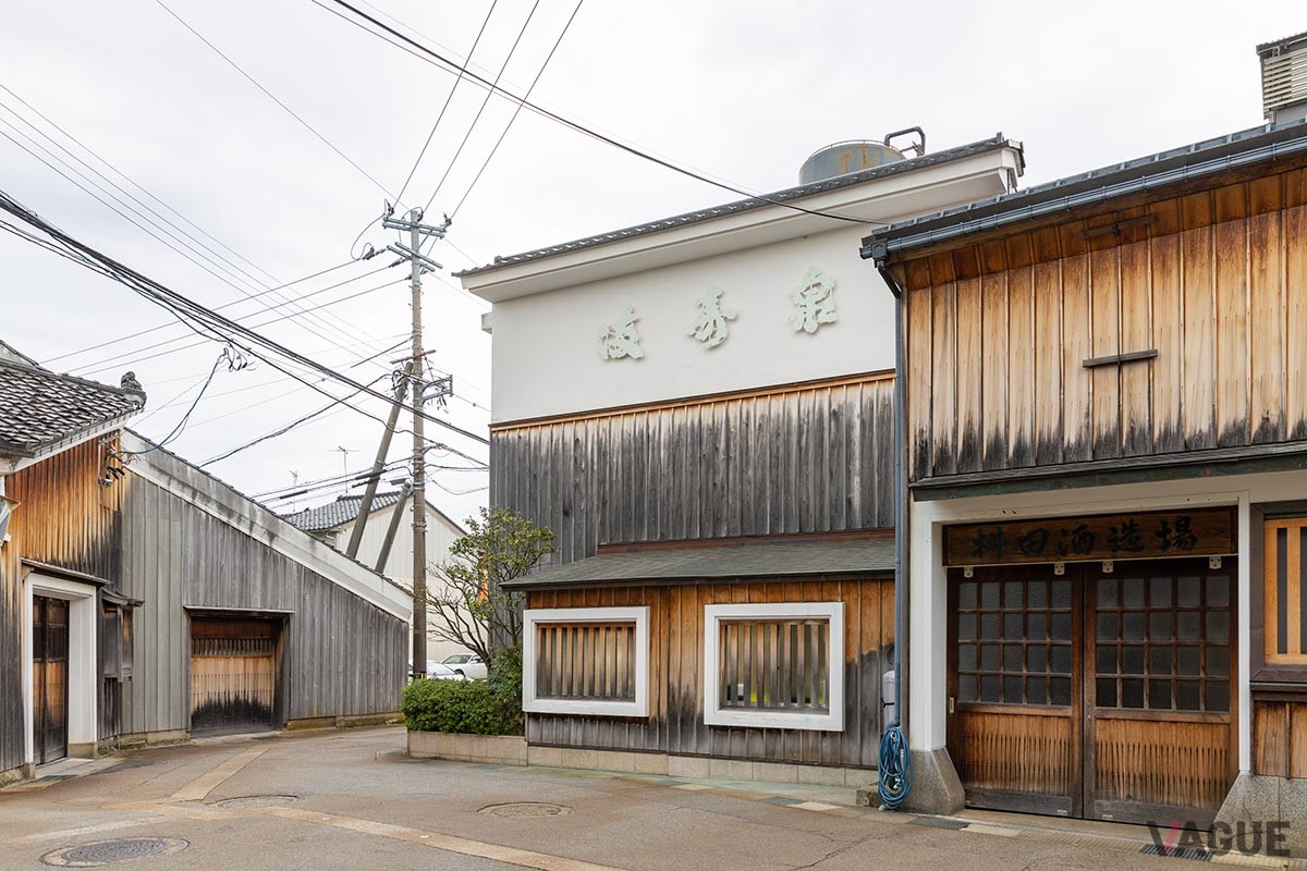 桝田酒造店：岩瀬地区だけでなく、富山の文化を牽引する県を代表する蔵元。伝統の「満寿泉」はもちろん、「リンク8」など革新的な酒造りにも挑戦しながら、日本酒の美味しさを世界に広めています。チャレンジ精神旺盛な五代目当主が、町屋を修復し、人を呼ぶことで、町を再生させています／［住所］富山県富山市東岩瀬町269番地 