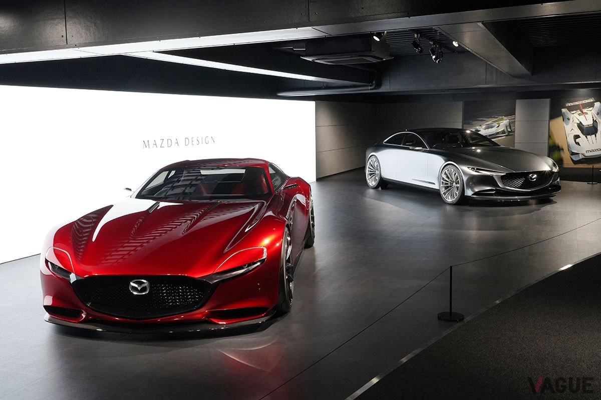 マツダミュージアムに展示される「RX-VISION」と「VISION COUPE」