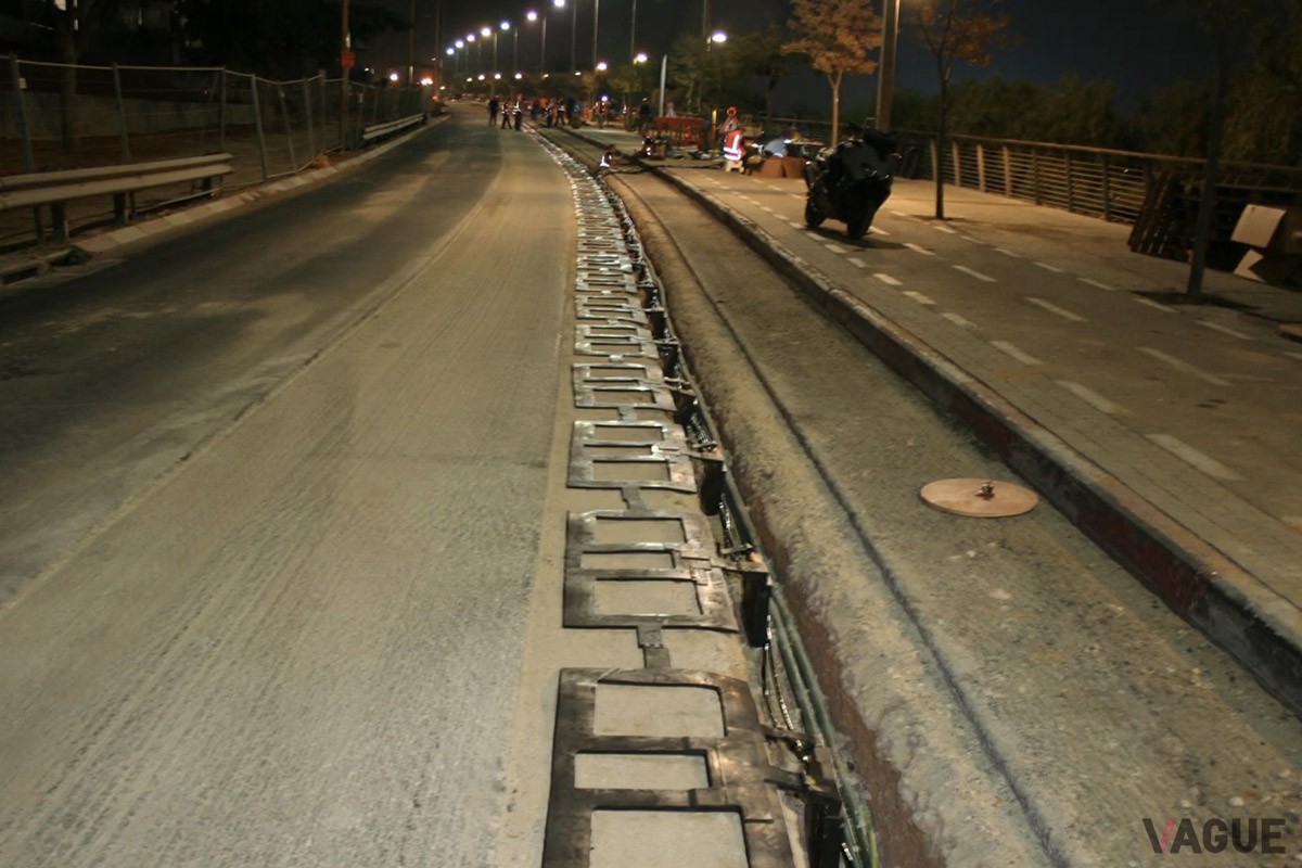 イスラエル・テルアビブで実験中の、走行中にワイヤレスチャージングをおこなえる道路の工事風景（C）YouTube『ElectReon』