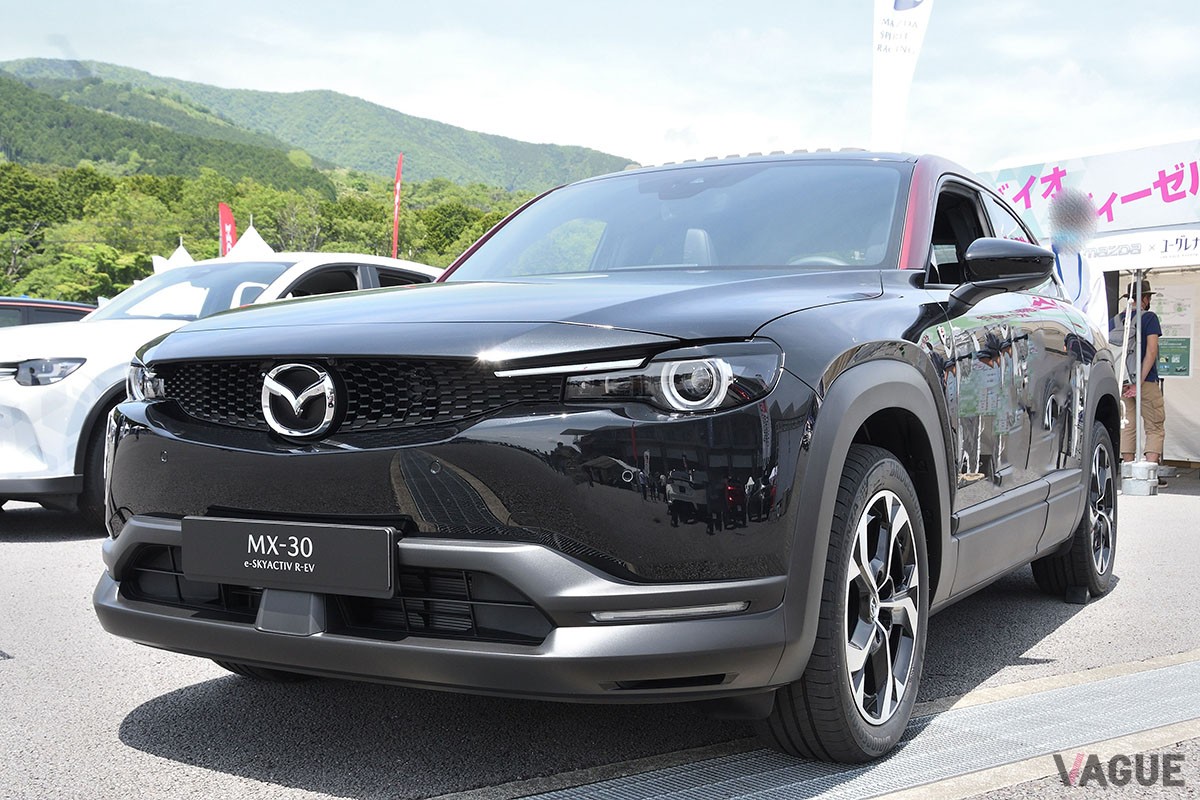 富士スピードウェイに展示されたマツダ「MX-30 eスカイアクティブ R-EV」。日本国内にて太陽の下で展示されたのは今回が初めて