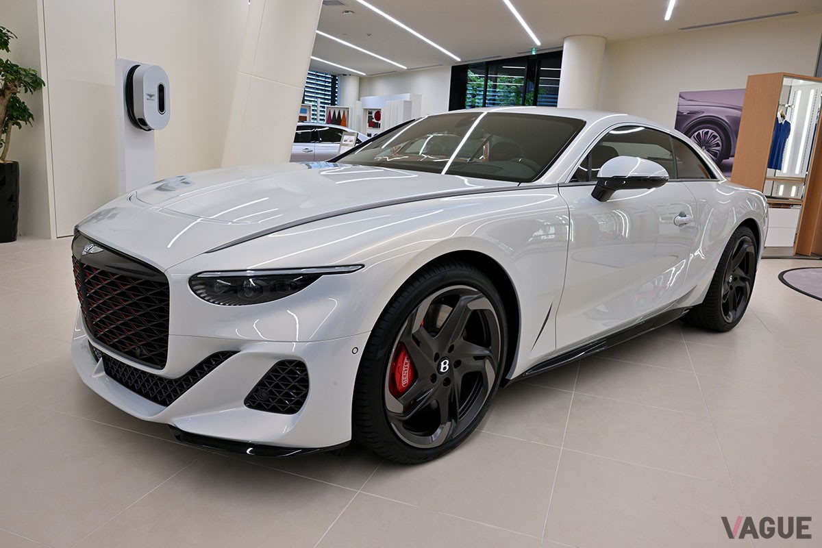 新しい「ベントレー東京 芝ショールーム」で日本初公開された、ベントレーの最新モデルであり贅沢なビスポーク仕様の「マリナー・バトゥール」