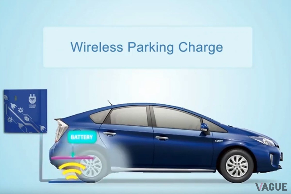 トヨタが過去に発表したワイヤレスパーキング・チャージのイメージ図。“走行中ワイヤレス充電システム”の独自研究もおこなっている（C）YouTube『Toyota Motor Corporation』