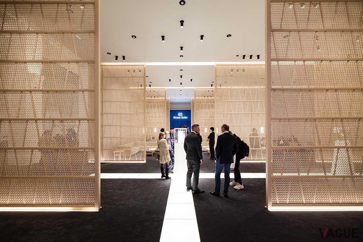 グランドセイコーのブースは、木材を使って暖かみのある雰囲気に。テンタグラフのほかに、ジュエリーモデルなども展示され、多くのジャーナリストが足を運んだ。