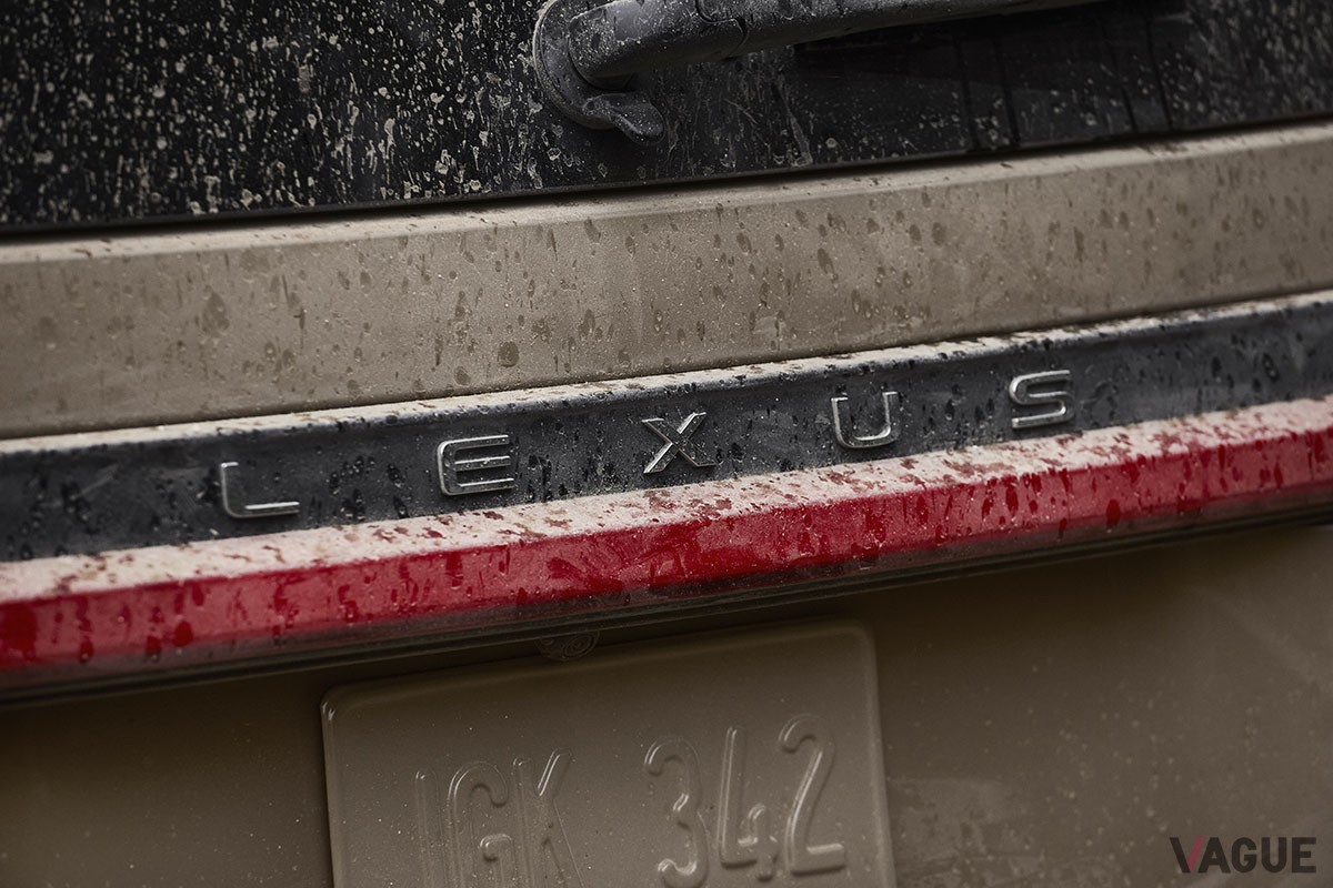 フロントとリアのティザー写真が公開されたレクサス新型「GX」