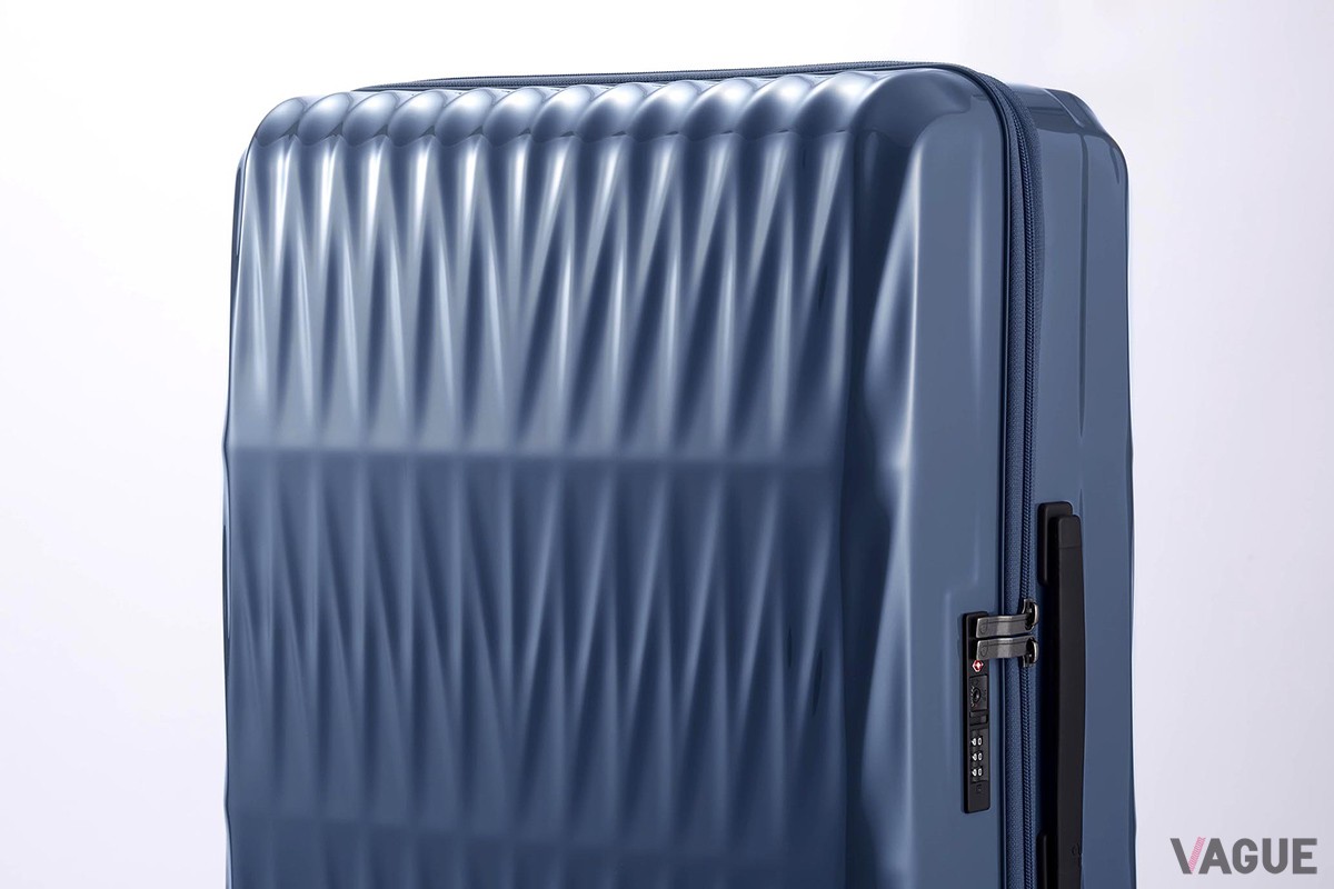 PROTECA「トリアクシス」は、吟味した本体の素材とデザイン、そして静音性に優れた独自のキャスターなどにより、旅行者のニーズを満たした日本製のスーツケース