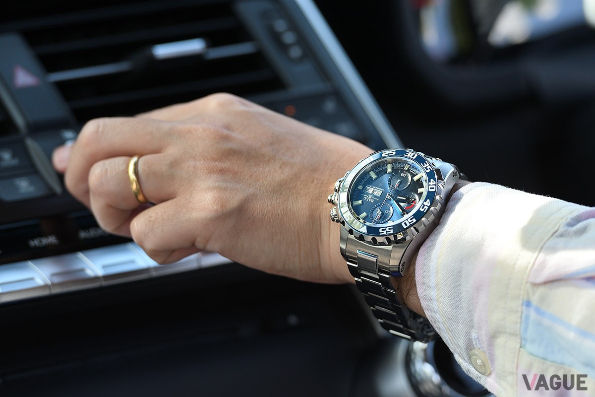 クルマ好きにはたまらないデザインと機能である「クロノグラフ」（60秒、30分、12時間積算計）搭載