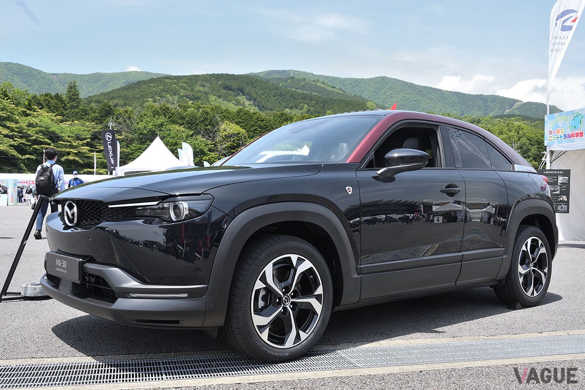 富士スピードウェイに展示されたマツダ「MX-30 eスカイアクティブ R-EV」。日本国内にて太陽の下で展示されたのは今回が初めて